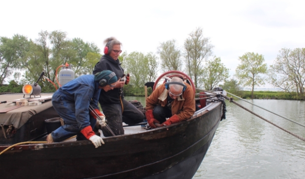<p>Klinkwerk in volle gang met klinker Yvonne, tegenhouder Harry en aangever van hete klinknagels Dorien. </p>