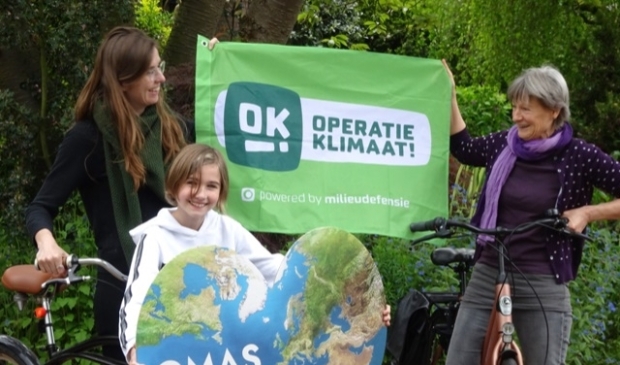 <p>V.l.n.r.: Kirstin, Yana en Gabi. Ook een delegatie van de actiegroep Oma's For Future fietst mee naar Den Haag.</p>