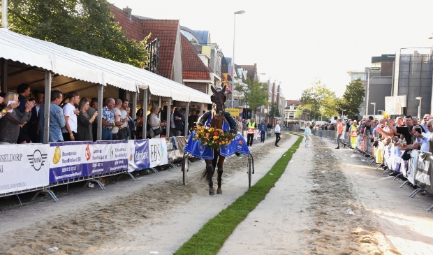 <p>Helaas dit jaar weer geen winnende combinatie met dikke rijen toeschouwers langs het parcours aan de Nieuwstraat. </p>