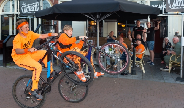 <p>Ruy en Bradley (beiden 13) kregen bij De Artiest de handen op elkaar. </p>