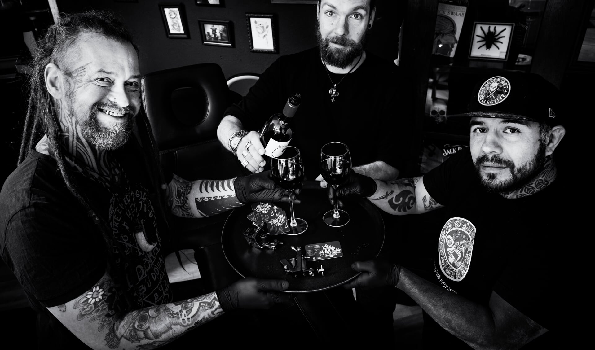 Tatoeëerders Marc Forster en Luis Schaft helpen caféhouder Sjoerd Beekes met een tattoo flash dag/veiling. 