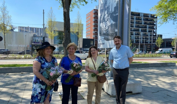 <p>Stadsdeelvoorzitter Emre Ünver, met direct naast hem Serpil, bij de tentoonstelling met de geportretteerden.</p>