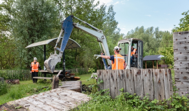 <p>De mannen van Gebr. Van 't Hek verwijderen de zware bielzen.</p>