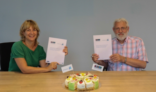 <p>Hans Kröger, directeur-bestuurder van woningstichting Het Grootslag, en Miranda Zwart, directeur-bestuurder van Vrijwilligerspunt Westfriesland, ondertekenen de samenwerkingsovereenkomst. </p>