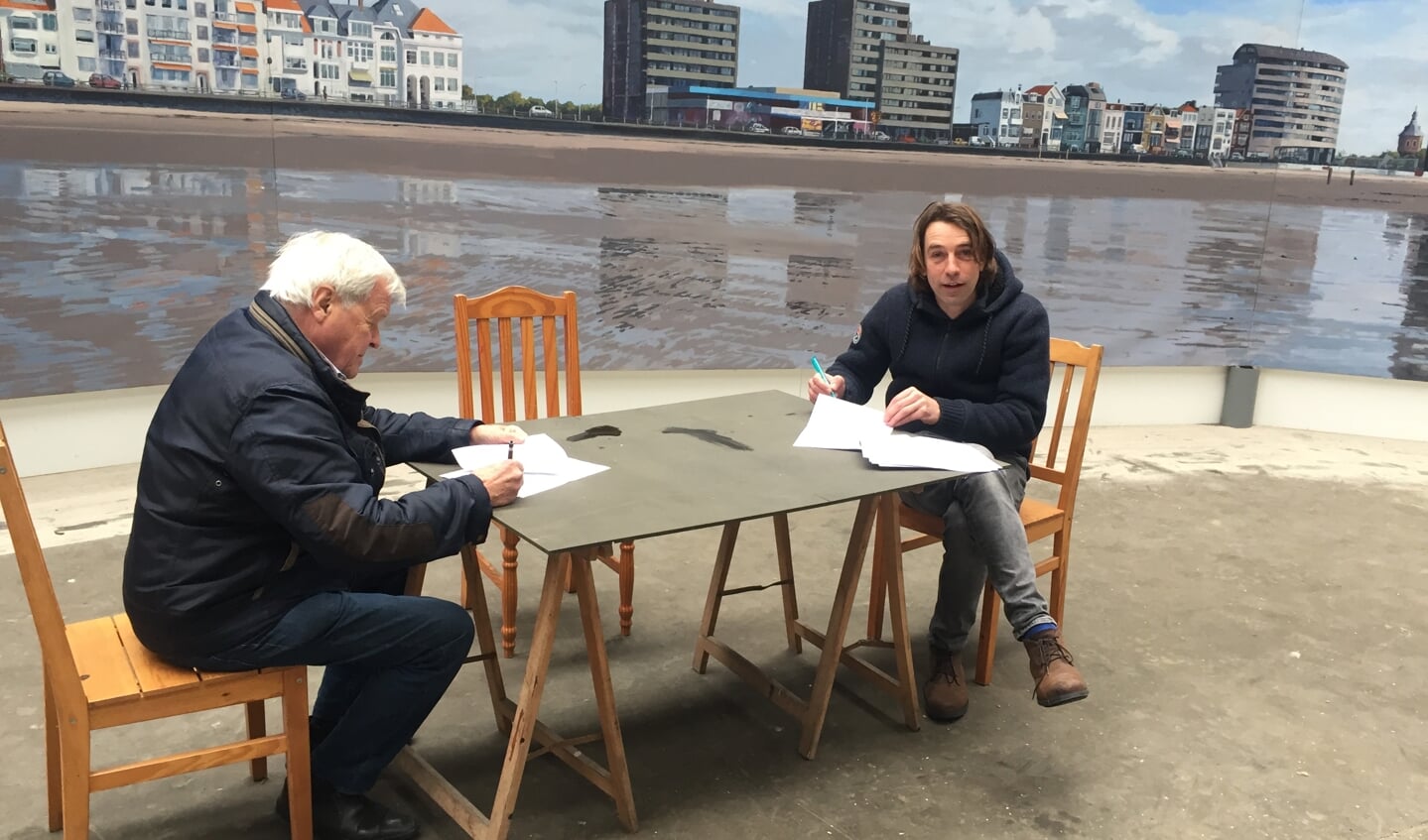 Ondertekening contract afgelopen winter in de expositie ruimte met links de heer Scherphuis, voorzitter van stichting Panorama Walcheren, en rechts Robert Vorstman