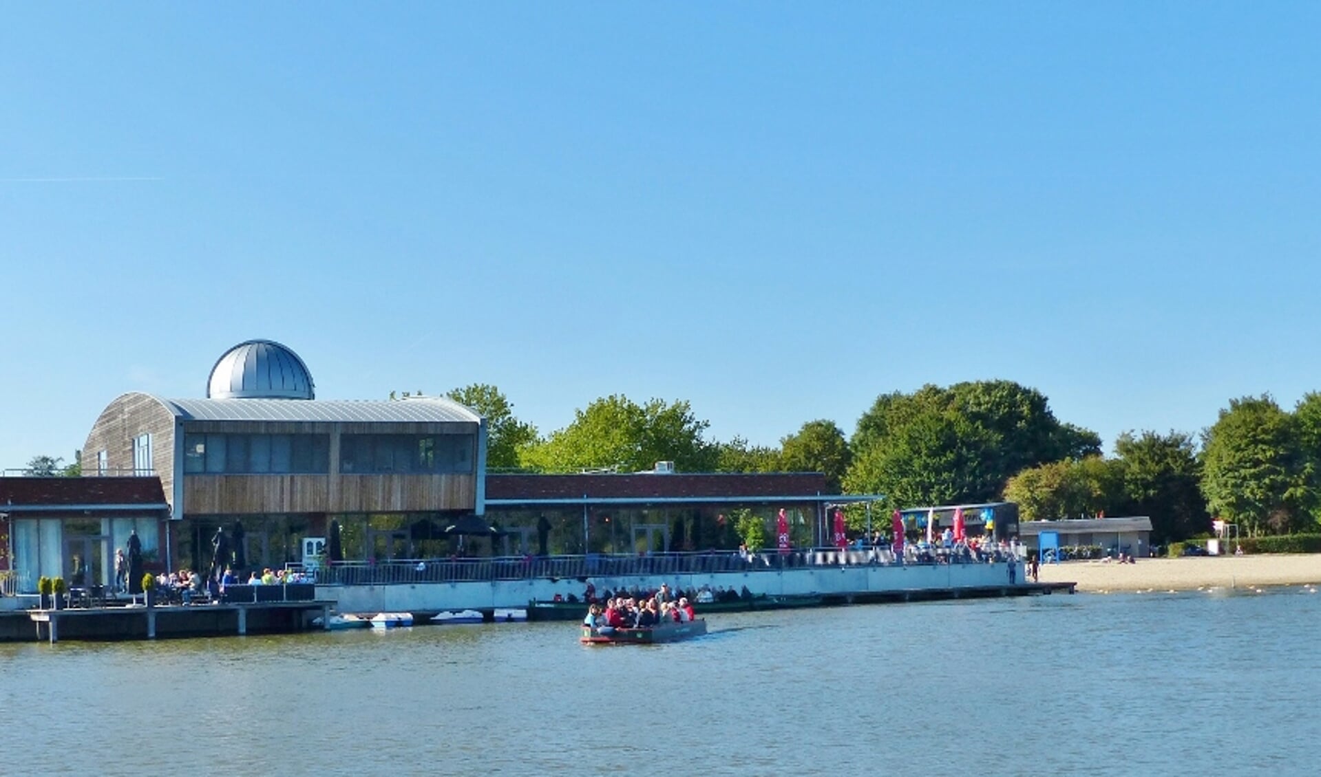 Het Streekbos Paviljoen met fluisterboot De Wilskracht.