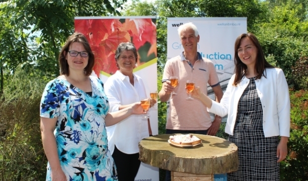 <p>Blije gezichten op de Natuurtuin in Boskoop, waar de brancheopleiding wordt afgetrapt door Mariëlle Gooijaers, Lorinda de Winter, Peet Stolwijk en Claudia Chi (vlnr).</p>