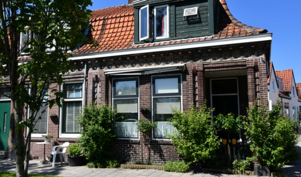 <p>Mooi voorbeeld van een rond 1925, met heel veel liefde voor details, gebouwd Zaans huisje aan De Ruijterkade in Wormerveer. </p>