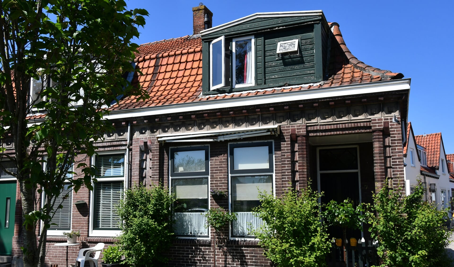Mooi voorbeeld van een rond 1925, met heel veel liefde voor details, gebouwd Zaans huisje aan De Ruijterkade in Wormerveer. 