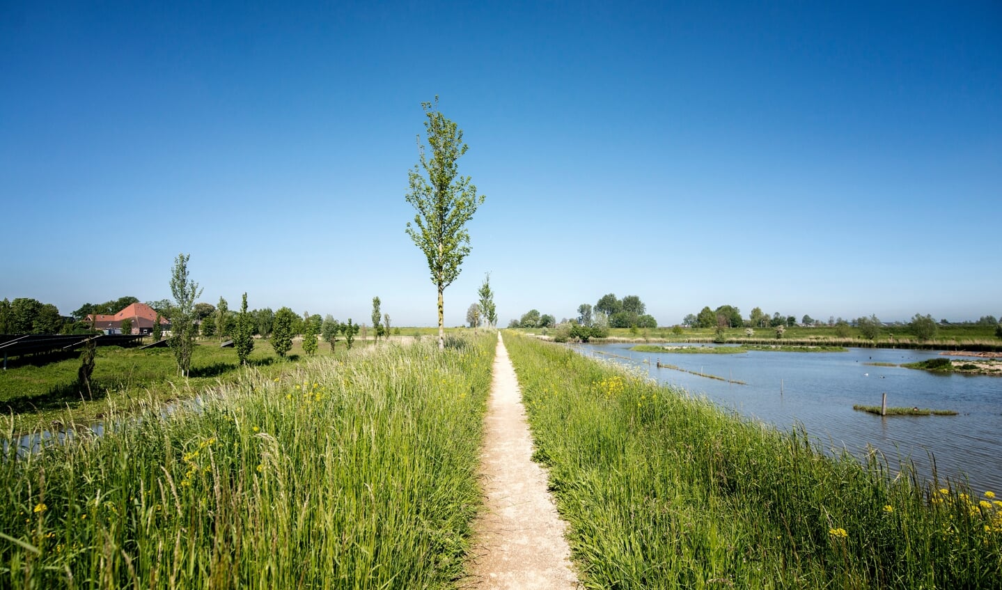 De natuurzone loopt vanaf de Purmer-ringvaart, langs de N244 en strekt zich uit tot het noorden van Baanstee Noord.