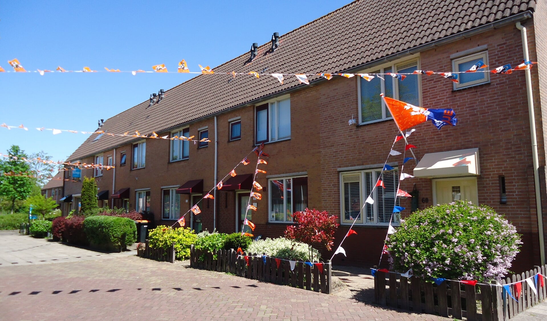 De Hillegonda Leijenstraat in Beverwijk waar ook EK-vlaggetjes van andere landen zijn opgehangen.