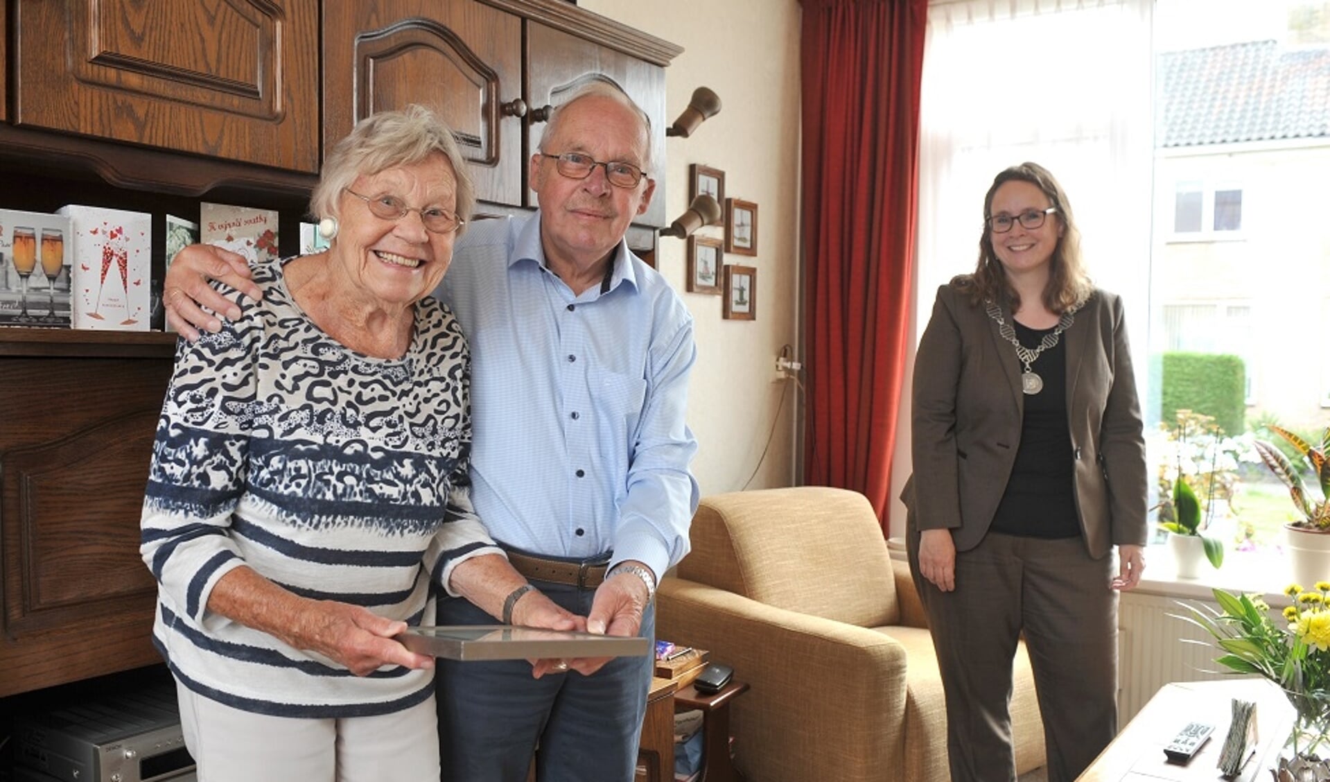 Burgemeester Judith Michel feliciteert echtpaar Halma-Jansen met 60 jarig huwelijk.
