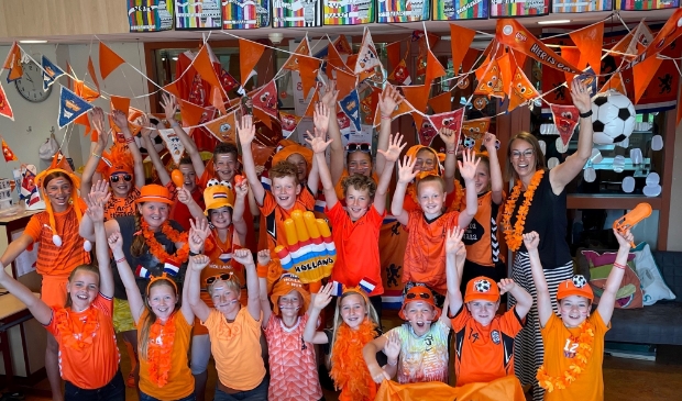 <p>Groep 7 van juf Maaike compleet uitgedost in oranje tenues. </p>