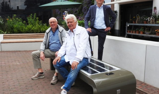 <p>Programmaleider Henk Ruijter, bewoner Ruud Kuijs en directeur Rabobank Jan Klaver </p>