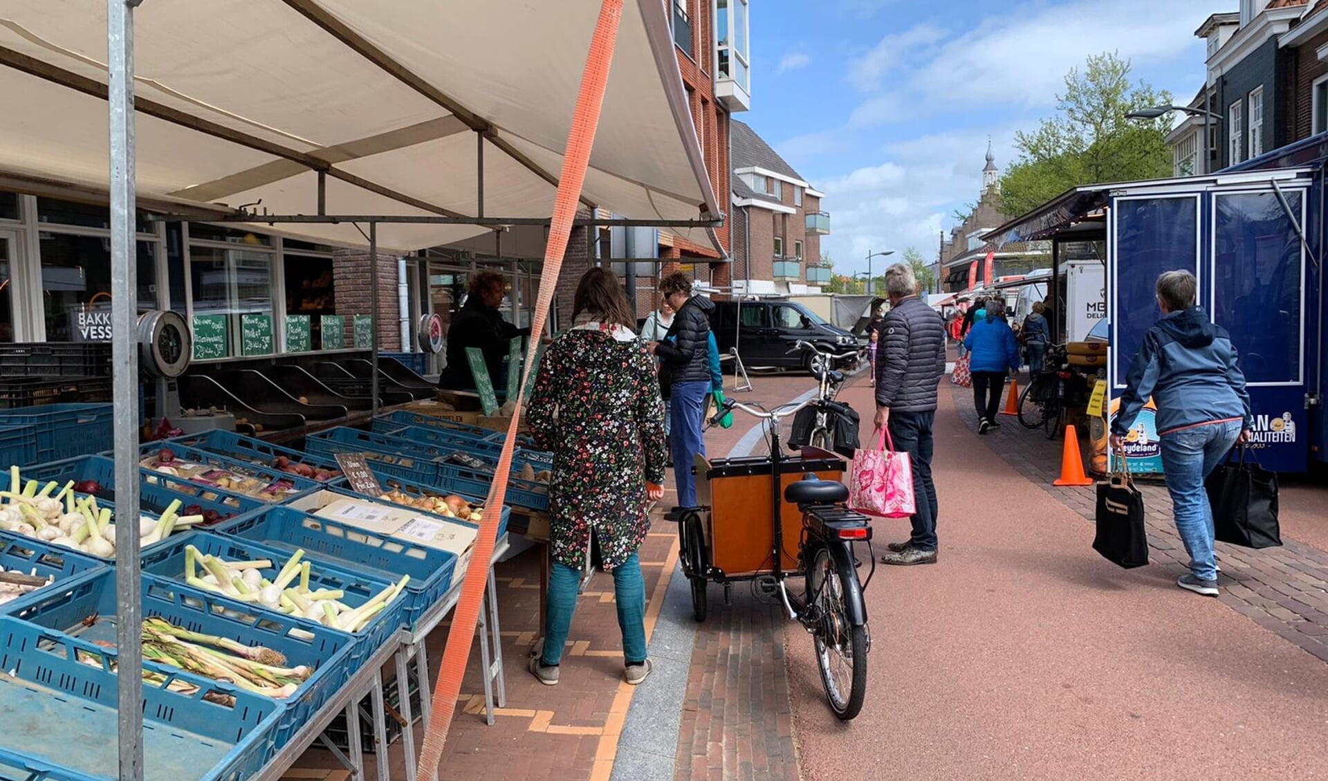 De autoluwe Weekmarkt aan de Dorpsstraat van Castricum.