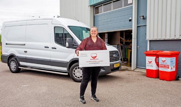 <p>Babyspullen eigenaar Marjolijn Hermus is bijzonder trots op de nieuwe bus die Stichting Babyspullen dankzij een ruimhartige donatie kon aanschaffen.</p>