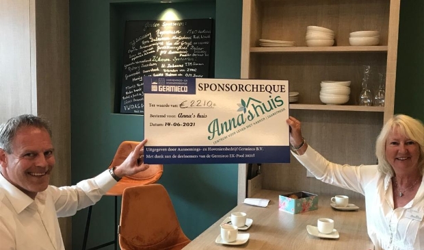 <p>Blije gezichten. Rob Konijn mocht de cheque van 2210 euro aan Sylvia Dermout overhandigen. </p>
