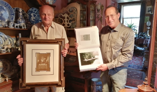 <p>Frans Poulain (links) en Pieter de Boer zijn allebei bezig met de Landsmeerse familiegeschiedenis.</p>