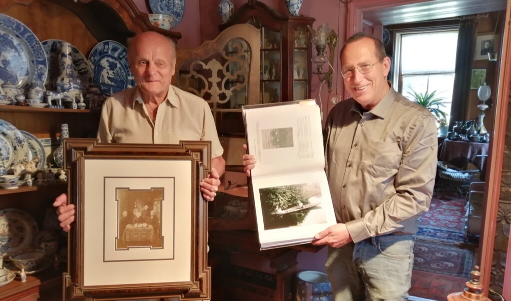 Frans Poulain (links) en Pieter de Boer zijn allebei bezig met de Landsmeerse familiegeschiedenis.