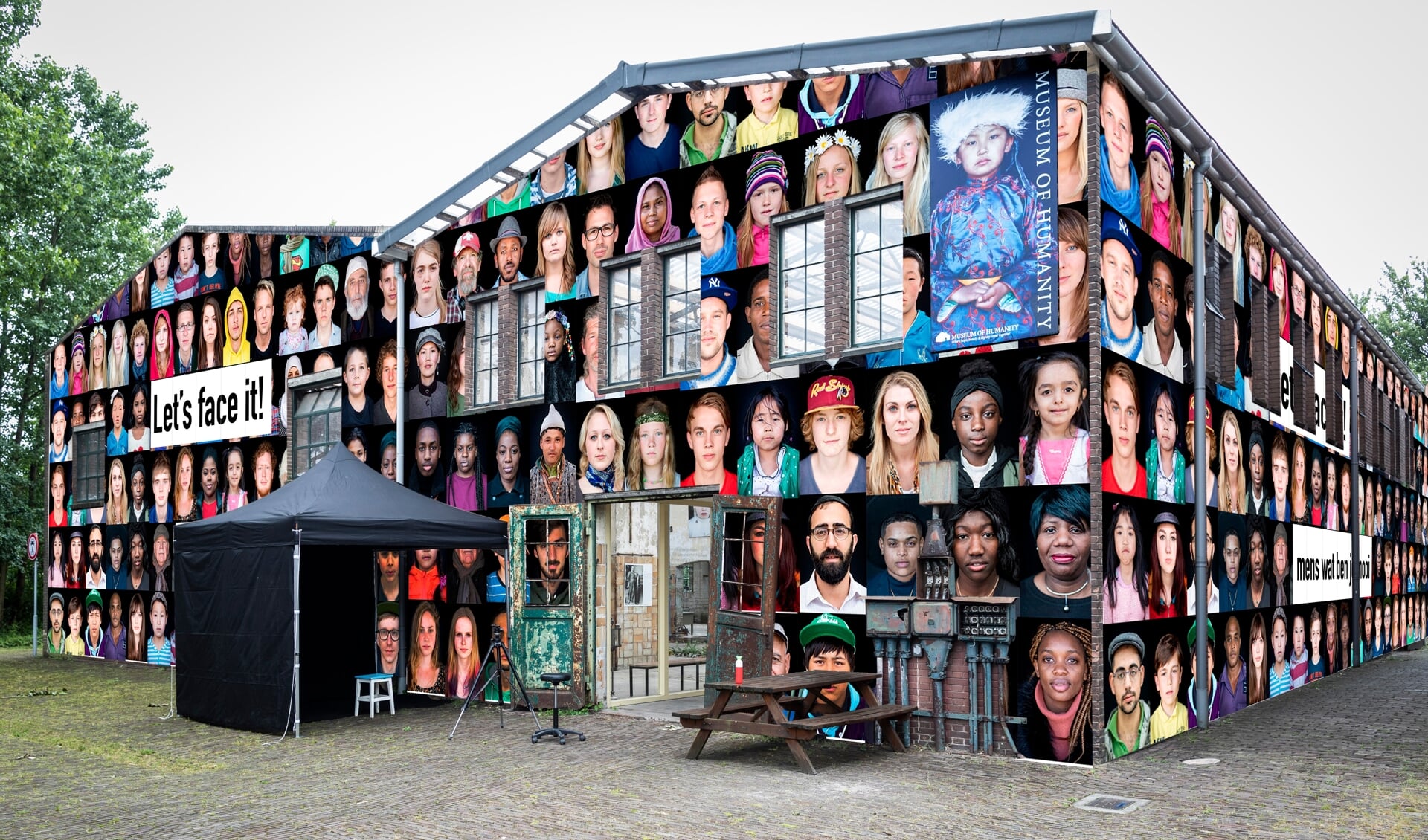 Op de buitenmuren van het Museum of Humanity komen honderden grote gezichten te hangen. Het project Let’s face it! is een eerbetoon aan de mensheid.