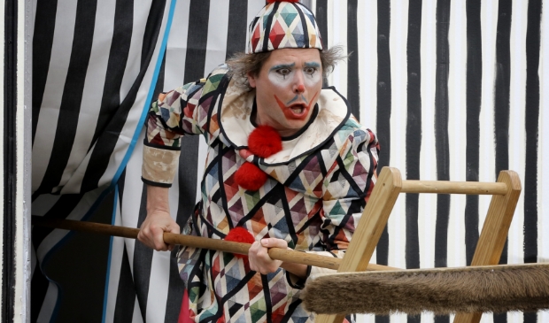 <p>Theater Gajes maakt zijn opwachting bij de brandweerkazerne.</p>