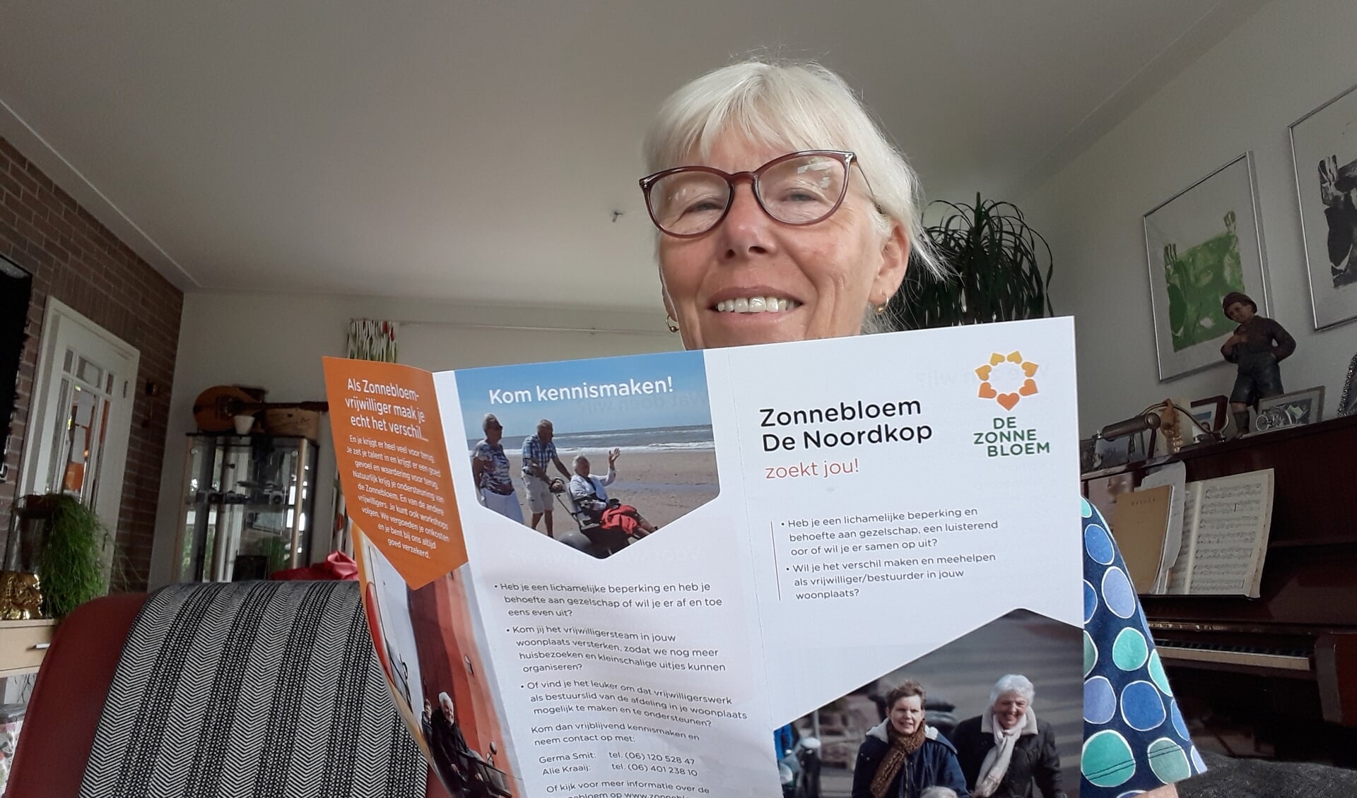Alie Kraaij Hielkema is blij met de nieuwe folder van de Zonnebloem.