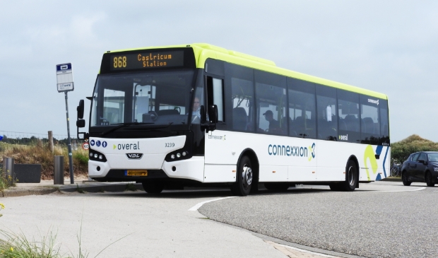 <p>Kustbus 868 op het strandplateau van Castricum aan Zee.</p>