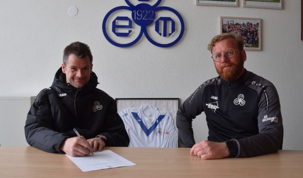 <p>Links de nieuwe trainer Erwin Smit, met naast hem Rudy van der Kolk, coördinator vrouwenvoetbal DEM. </p>