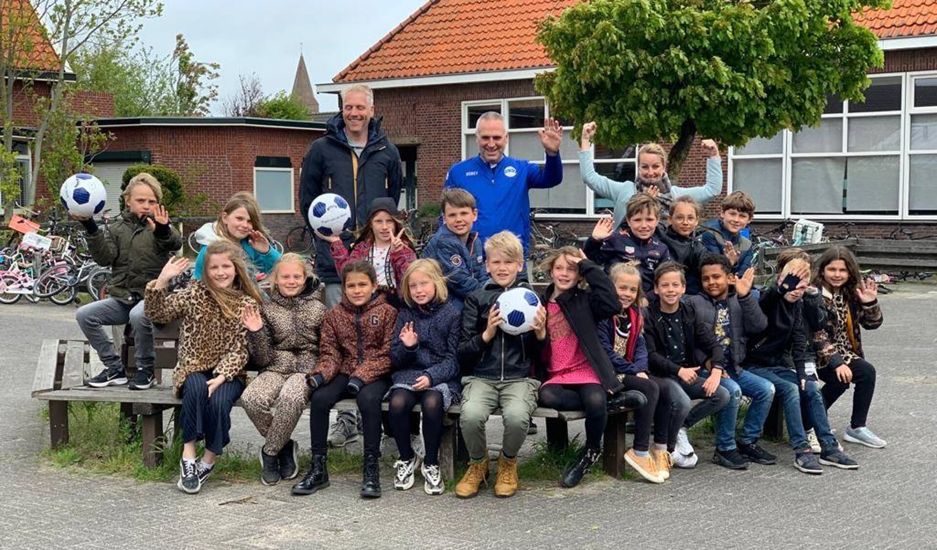 Blije kinderen omdat ze kunnen voetballen.