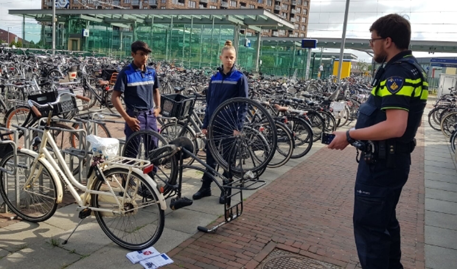 Studenten Handhaving, Toezicht en Veiligheid van mboRijnland gaan samen met de politie aan de slag.