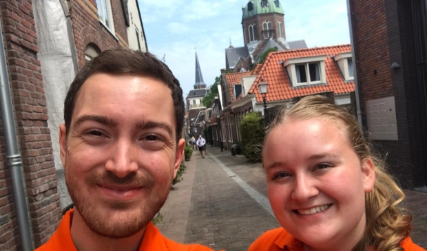<p>Het EK-videoteam - bestaande uit Julia (r) en Yannick (l) - peilde de oranjestemming in de regio. </p>