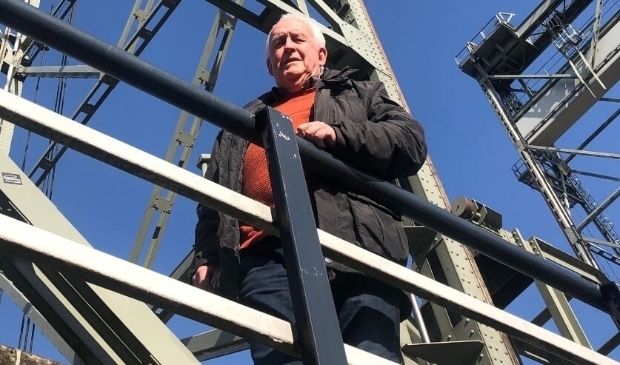<p>Voorzitter Willem Kruiswijk van de Historische Vereniging voor de Hefbrug, hoe dan ook één van de iconen van Boskoop.</p>