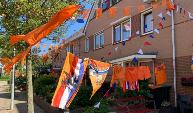 <p>Oranje wasgoed hangt buiten in de Speenkruidlaan.</p>