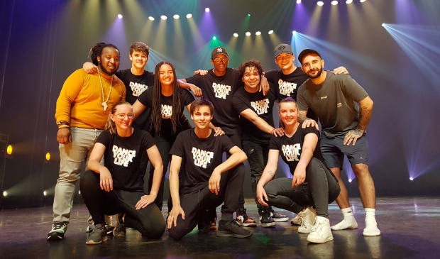 <p>De ploeg van Dance Your Life met geheel rechts choreograaf Cagdas 'Caggie' Gülüm. </p>