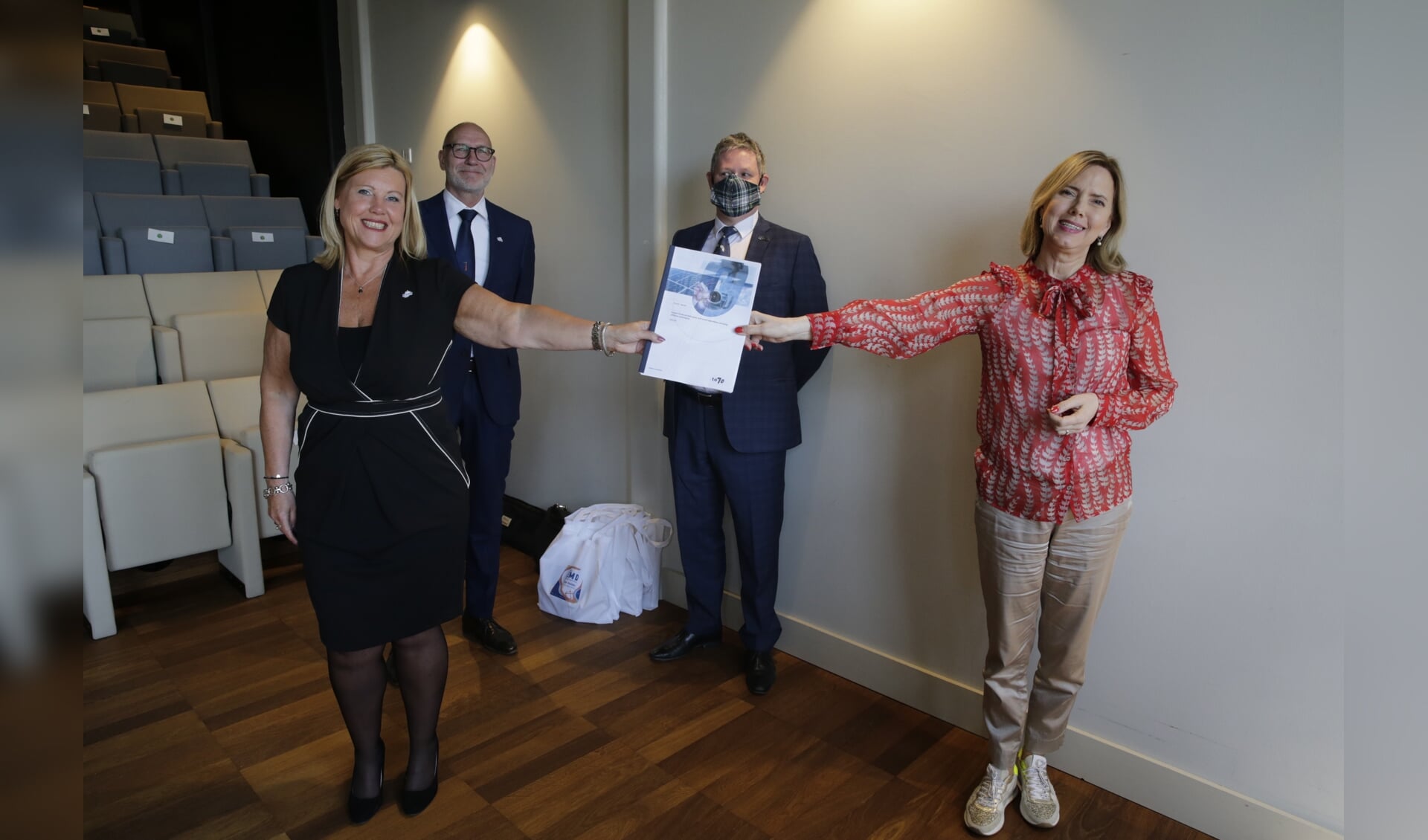 Demissionair minister Cora van Nieuwenhuizen (r) overhandigt het rapport aan Executive Secretary Corinne Mulder.