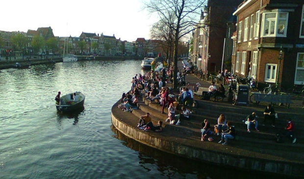 <p>De zomerse temperaturen zorgen voor drukte en extra overlast langs het Spaarne en in het water.</p>