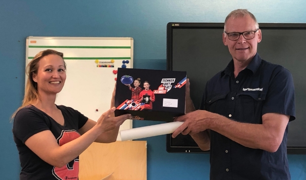 <p pstyle="PLAT">Uitreiking techniekkit. Dirk Brinkman,docent en deelprojectleider TechniekPact West-Friesland.</p>