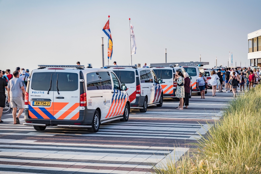 <p>Bij ongeregeldheden op het strand van Zandvoort zijn twee 29-jarige Amsterdammers aangehouden.</p>