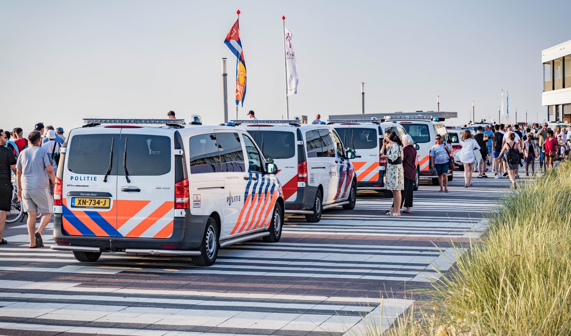 Bij ongeregeldheden op het strand van Zandvoort zijn twee 29-jarige Amsterdammers aangehouden.