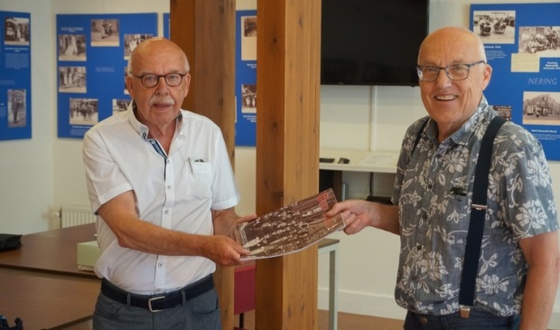 <p>Egbert Ottens (l) ontvangt het kwartaalblad uit handen van de voorzitter van Oud Hoorn, Jaap van der Hout.</p>