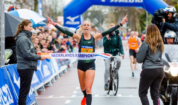 Susan Krumins tijdens het NK 10 km 2019 in de Schoorl Run.