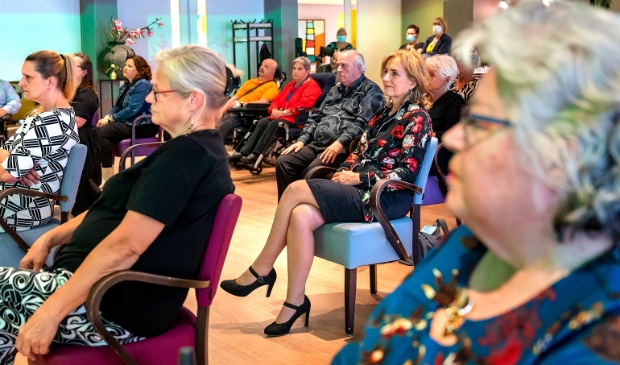 <p>Er waren 50 mensen aanwezig, honderden medewerkers keken mee via een livestream.</p>