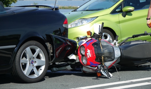 <p>Zwaar ongeluk met meerdere auto's en motor.</p>