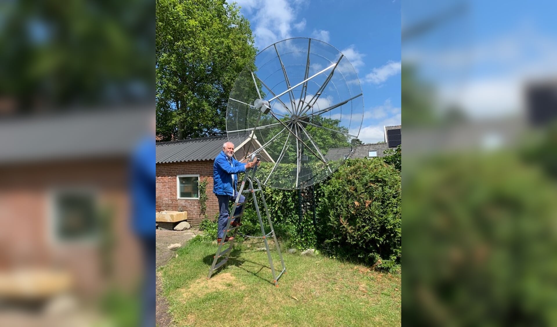 Een radiotelescoop van drie meter doorsnee in zijn achtertuin