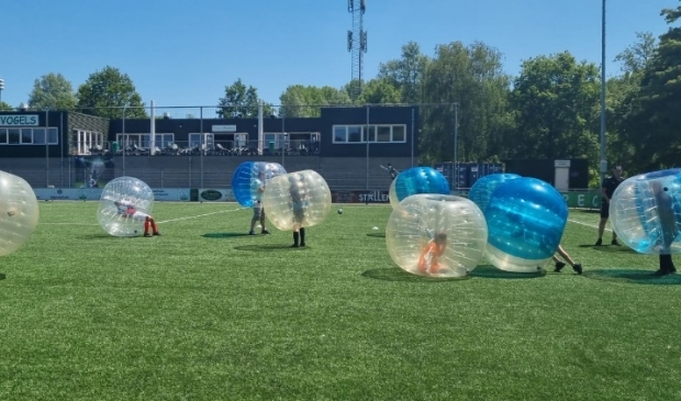 <p>Er kon onder andere deelgenomen worden aan bubbelvoetballen.</p>