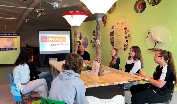 <p>De tentoonstelling werd officieel geopend door wethouder Samir Bashara, samen met de leerlingen van SG Newton. </p>
