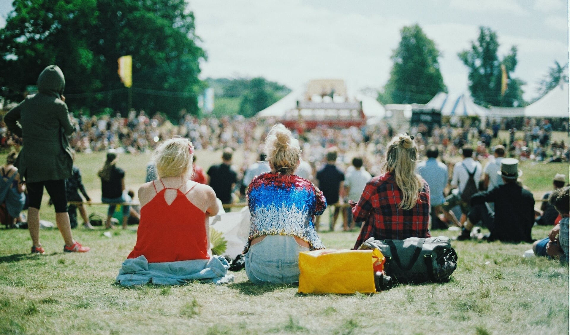 Sommige bezoekers van festivals gebruiken alcohol en drugs voor meer feestvreugde.