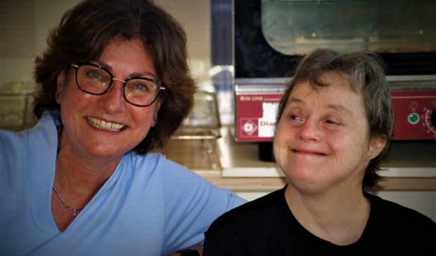 <p>Christine samen met bewoonster en maatje Patricia.</p>