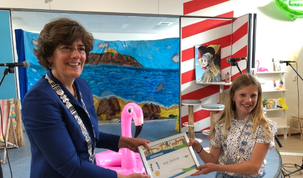 <p>Burgemeester Marian van der Weele bedankt Bibi Meister voor haar werk van de afgelopen anderhalf jaar voor de gemeente Waterland. </p>