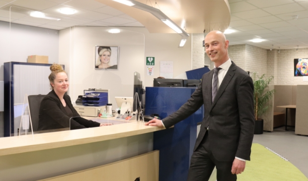 <p>Wethouder Tesselaar aan de balie in het gemeentehuis in Opmeer.</p>